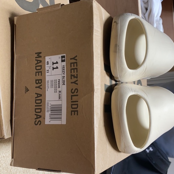 yeezy slides “bone” - Picture 3 of 3